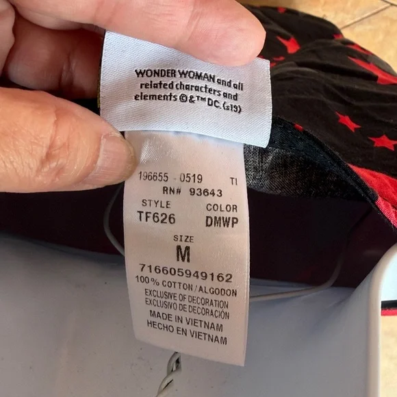 Wonder Woman Graphic V-Neck scrub Top size medium - Picture 6 of 6